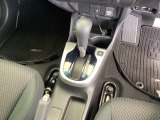 シンプルでとても使いやすいフロアシフトに、パーキングブレーキはハンドタイプのサイドブレーキです。