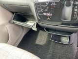 助手席前のグローブボックスの画像です。