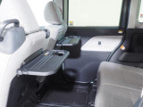 後席には折り畳み式のテーブルが装備されています。車内での軽食のときに便利ですね。