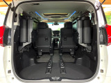 後席を格納すると、これだけの広さが!シーンに合わせたシートアレンジで、大きな荷物も積むことが出来ます♪