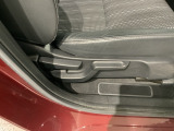 シートハイトアジャスターが付いているので運転姿勢を調整するのに便利ですね。身長に合ったシートポジションは安全運転や疲労軽減にもつながります。