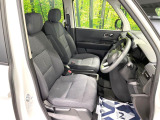 運転席まわりには十分なスペースがあり、大柄な方でもゆったり運転していただける環境です。
