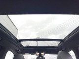 ●サンルーフ:開放感たっぷりの希少装備、サンルーフが装着されています!車内に明かりを取り入れたり景色を楽しむ以外にも、車内の空気も簡単に換気できて快適です!