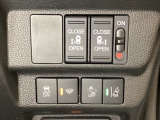 両側電動スライドドアは運転席から操作ができるよう、操作スイッチが付いています。Hondaセンシング用のVSA(ABS+TCS+横滑り抑制)解除とレーンキープアシストシステムなどのスイッチがあります。