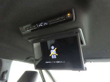 後席モニター装備:セカンドシート・サードシートにご乗車の方は、ドライブ中も天井部についているモニターでTV等をお楽しみ下さい♪♪使用しない時は、画面を天井部分に格納できます!