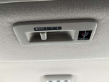 車内の空気を循環し後席まで素早く快適にしてくれるシーリングファン(プラズマクラスター搭載)♪暑い季節もムラなく涼しく、快適さがUP!エアコン前に扇風機を置くと効率が良いと言われる、あの発想ですw