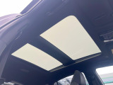 【大型サンルーフ】車内の解放感が一気に上がる大型のパノラマルーフ!季節を問わず開放的で快適なドライブをお楽しみいただけます。流通量も少なく希少価値の高い人気の装備です♪