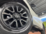 【純正18インチアルミホイール】外観にマッチした純正アルミホイールを装着しております。各種社外アルミホイールや、スタッドレスタイヤも取扱いしております。是非ご相談ください♪