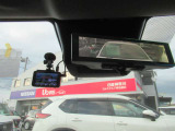 インテリジェントル-ムミラ-付です。切り替えレバーで車両後方の映像をミラーに映し出すので車内の状況や天候に左右されず、とっても見やすいです!