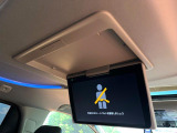 【フリップダウンモニター】大画面モニターで後席でもエンタメをお楽しみいただけます。小さなお子様にも大人気の装備です♪