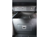 USBタイプA・タイプC・HDMI接続が可能です。Apple CarPlayやAndroid Auto連携機能もあります。携帯電話のワイヤレス充電にも対応。