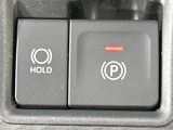 【電動パーキングブレーキ】パーキングブレーキは便利な電動式!ボタン一つで操作でき、アクセルを踏めば自動で解除されます♪レバーやペダルが無いので運転席廻りもすっきりしますね♪