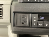 エアコン操作パネルの左側に、スマートフォンなどの充電可能なUSB端子と、音源などの外部入力の可能なUSB端子がついています。移動中に充電もできるので便利です。