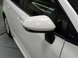 対向車や歩行者が認識しやすいサイドターンランプ付カラードドアミラー