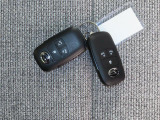 電子キーをポケットやカバンに入れているだけで、ドアの開錠・施錠が行えます。荷物を抱えていてもラクラク開閉です。エンジン始動も行えます。