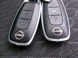 【 インテリジェントキー 】 キーを持っていればエンジン始動でき、ドアノブのボタンで車の鍵の開錠と施錠もできます。キーを取り出す手間がなくなります。