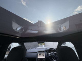 【固定式パノラミックルーフ】￥194,000 大型のガラスルーフにより開放感があり車内の独特な圧迫感が無くとてもリラックスしてお乗りいただくことが可能です。