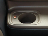 ホッとカップホルダーが運転席・助手席にあります。ホットドリンクをちょうど良い温度でキープしてくれる保温機能付で嬉しいです。