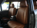 全席にクラシックキャメルシートカバーが装着済みなので、車内も雰囲気良く仕上がってます♪