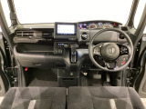 車内は光触媒抗菌消臭施工済です。スタイリッシュなデザインでスポーティなインパネ周りを演出します。グローブボックスやカップホルダーのほかにトレーなどたくさんの収納スペースが付いています。