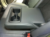 後席のカップホルダー付きのアームレストです。