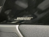 【BOSEサウンドシステム】メーカーオプションの高品位サウンドシステムを搭載。専用のチューニングが施された大小様々なスピーカーから良質なサウンドが奏でられ、臨場感あふれる音響空間を演出します。