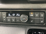 【オートエアコン】一度お好みの温度に設定すれば、車内の温度を検知し風量や温度を自動で調整。暑い&hellip;寒い&hellip;と何度もスイッチ操作をする必要はありません。快適な車内空間には必須の機能ですね♪