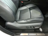運転席です。パワーシート搭載。微妙な調整が手軽にでき、最適なポジションで運転することが可能です。