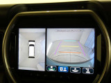 パノラミックビューモニターを装備。クルマを真上から見るように周囲を確認できます。