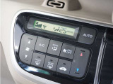 ◆オートエアコン装備◆ お好みの温度を設定をするだけで、後は、自動で風量を調節してくれます!快適にドライブが楽しめます。