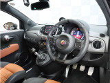 ■カーボンインサート付きマルチファンクションレザーアルカンターラステアリングホイール ■カラー液晶メーター ■アバルトスカッフプレート