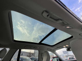 ほぼルーフ全面がガラス・ルーフ。後席の頭上まで空が広がり、開放感を味わえます。可視光の透過率は18.9%、紫外線は99%カット