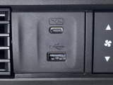 エアコン操作パネルの左側に、スマートフォンなどの充電可能なUSB端子と、音源などの外部入力の可能なUSB端子がついています。移動中に充電もできるので便利です。
