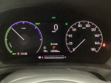 ハイブリット車専用のメーターです。右側の大型スピードメーターに加え、ステアリングスイッチを使って左のマルチインフォメーション・ディスプレイで燃費や動力伝達などの情報が見れるようになっています。