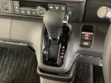 シフトはインパネシフト、パーキングブレーキは電子制御となっています。