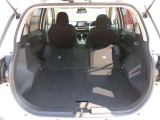 後席を倒すと収納力がアップします。長尺物も積めるのでカーライフの幅が広がりますね。