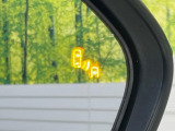 【ブラインドスポットモニター】走行中、ドアミラーの死角になりやすい箇所に後続車が接近するとサイドミラーのレンズに警告を表示!ドライバーに注意喚起をしてくれます。