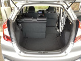 センターレイアウト燃料タンクなので、リアシートは足元まで収納でき、ラゲッジスペースはフラットで広がります。