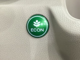 ECON モードをON にするとアクセルペダルの動きに対するエンジンの反応とエアコンの制御を切り換えることで、燃費のいい運転をするドライバーがペダルを踏んだ時と同じようにエンジンを制御します。