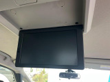 【フリップダウンモニター】大画面モニターで後席でもエンタメをお楽しみいただけます。小さなお子様にも大人気の装備です♪