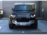 DEFENDERが醸し出す孤高の気品と風格。躍動感に満ちた力強いフォルムと洗練の域に達するまで無駄を削ぎ落したボディライン。先代のイメージを引き継ぎつつも、全く新しいオフローダーの頂点と言える一台の誕生です。