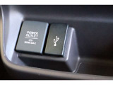 USBオーディオ用ソケットがついていますので携帯電話などを接続すれば音楽等の再生が可能です!充電用ソケットもございます!