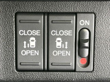 【両側パワースライドドア】スマートキーや運転席のスイッチで後席両側スライドドアの開閉が可能♪電動だから力を入れてドアを開ける必要が無く、小さなお子様でも簡単に開け閉めでき快適です♪