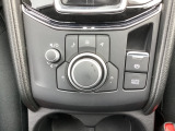 手元を見なくてもノールックで直感的に操作が出来るコマンダーコントロールはドライバーの気持ちに寄り添える様にと、マツダの考え方を具現化したひとつの例です。電動パーキングブレーキ&オートホールドつき