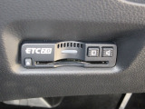 有料道路をキャッシュレスで通行できるETC車載器付きです。運転席足元に設置されています。ETCセットアップ費用は含まれておりません。別途必要となります。