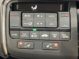 オートエアコンがついてます。左右独立で温度設定のできるデュアルオートエアコンです。パネル内のシートヒータースイッチは前席の左右別々に2段階で温度設定ができます。
