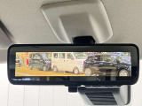 【インテリジェント ルームミラー】車両後方のカメラ映像をミラー面に映し出すので、車内の状況や、天候などに影響されずいつでもクリアな後方視界が得られます!