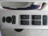 電動格納ミラーあり。駐車の時に便利です。パワーウインドウも付いてます。