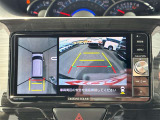 【360度カメラ】全方位モニターを装備し、車両の周囲を上空から見下ろすように映像で確認可能。駐車や狭い道での操作をサポートし、安全性を高めます。