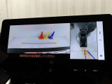 クルマを上から見下ろした視点で、駐車をサポートするパノラミックビューモニター付き